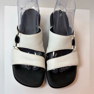 Clarks women’s Aries white leather strappy sandals open-toe slip-on size 8M